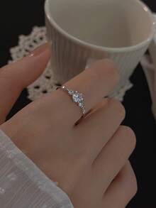 1 chiếc nhẫn bạc 925 Sterling Silver đính đá CZ tròn nhỏ nhắn, kiểu dáng thanh lịch, điểm xuyết họa tiết pave tinh tế, nhẫn đính hôn tối giản không gây dị ứng dành cho nữ. - Bạc - Xem 3