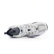 Nouvelles Baskets de course classiques vintage en maille et simili-cuir pour hommes et femmes New Balance MR530SG Blanc Argent - Argent - Voir 4
