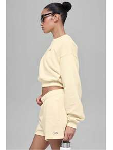 Alo Yoga Cropped Accolade Crewneck | Heavyweight Soft French Terry | Luxe Brushed Interior | Drop-Shoulder Relaxed Fit | Iconic Chrome Logo Detail | The Ultimate Street-To-Studio Staple - Candle light yellow - 查看 5