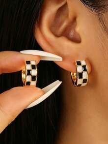 1 Pair Black & White Checkerboard Geometric Square Hoop Earrings, Fashionable Classic Minimalist Petite Earrings, Luxury Unique Design, Suitable For Casual Daily Wear, Football World Cup Accessory - Black and White Earrings - View 1
