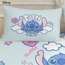 Bộ 3 món Disney Stitch vui nhộn với câu nói "Vui chơi dưới ánh mặt trời" gồm ga trải giường và 2 vỏ gối, màu xanh nhạt tươi mát, thích hợp cho phòng ngủ mùa hè kiểu bãi biển. - Bộ ga trải giường vừa vặn - Xem 3