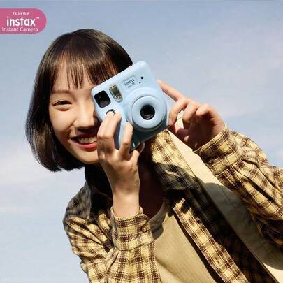 FujiFilm Máy ảnh chụp lấy liền Mini SE: phim chụp ảnh 3 inch, in ảnh nhanh chỉ với một lần nhấn, đèn flash tích hợp + gương tự chụp, độ sáng có thể điều chỉnh, nhỏ gọn và nhẹ, hoàn hảo cho du lịch và các bữa tiệc.