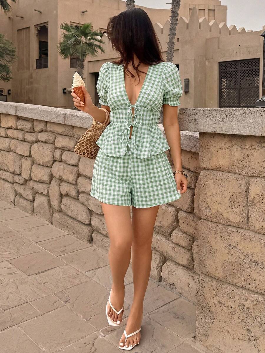 abyoxi 女款綠白格紋澎澎袖深V領繫腰褶皺荷葉邊開襟上衣配高腰短褲2件組,休閒甜美風,適合日常出遊、居家、海邊度假,春夏襯衫短褲套裝 - 豆綠色 - 查看 1