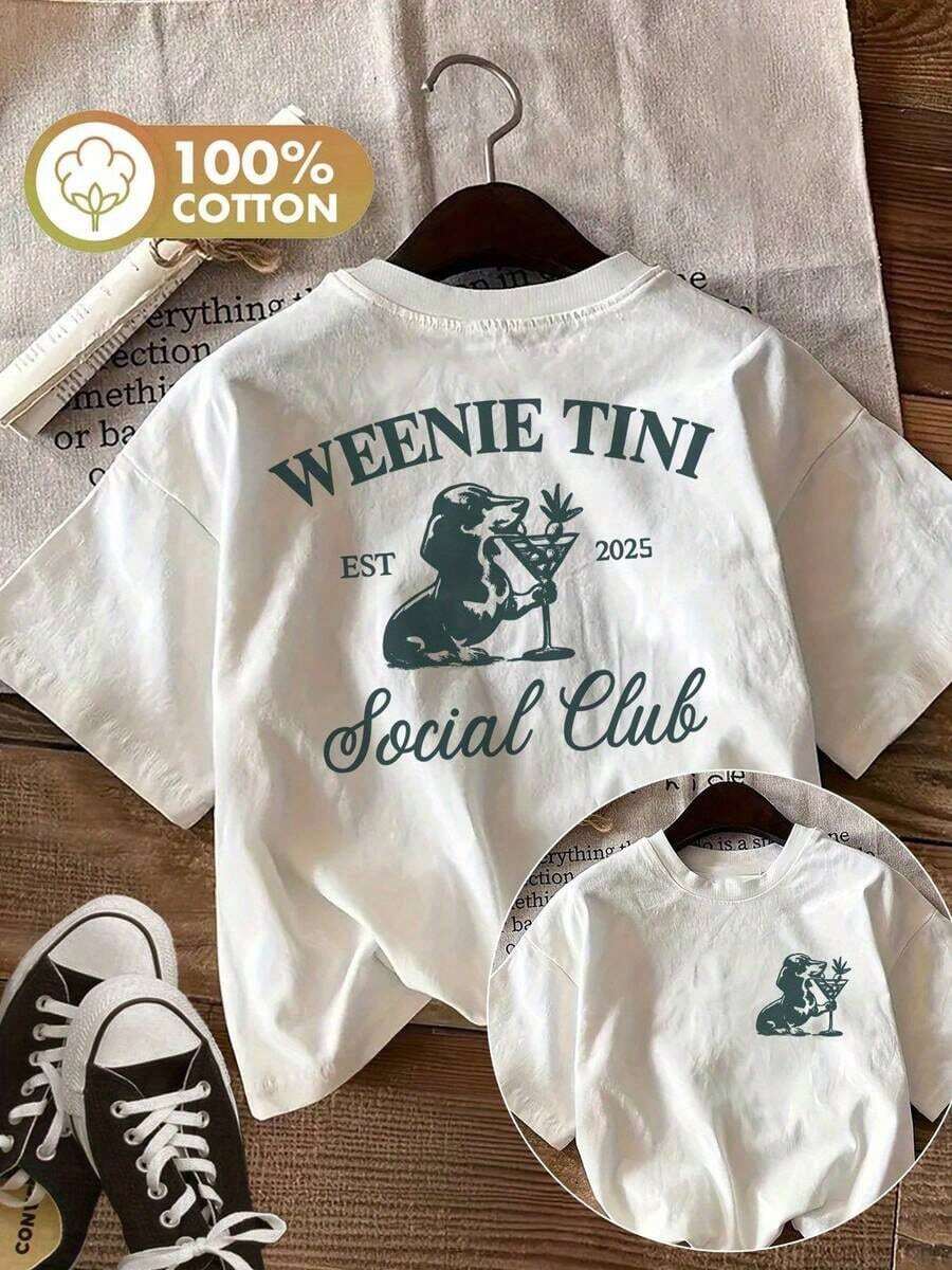 [Impresión a doble cara en la parte delantera y trasera] Camiseta de algodón puro de manga corta y cuello redondo con estampado de perro social estilo vintage Dachshund y texto WEENIE TINI EST 2025, tops para mujer, ideal para vacaciones. - Blanco - Ver 1