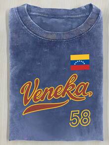 Modern Minimalist T-Shirt, 230g Washed T-Shirt, Vintage Pink Round-Neck T-Shirt, Decorated With A  Flag Pattern And The Words "Veneka 58", Vintage Casual Sports Style, Displayed On A Light Wood Background - 寶藍色 - 查看 6