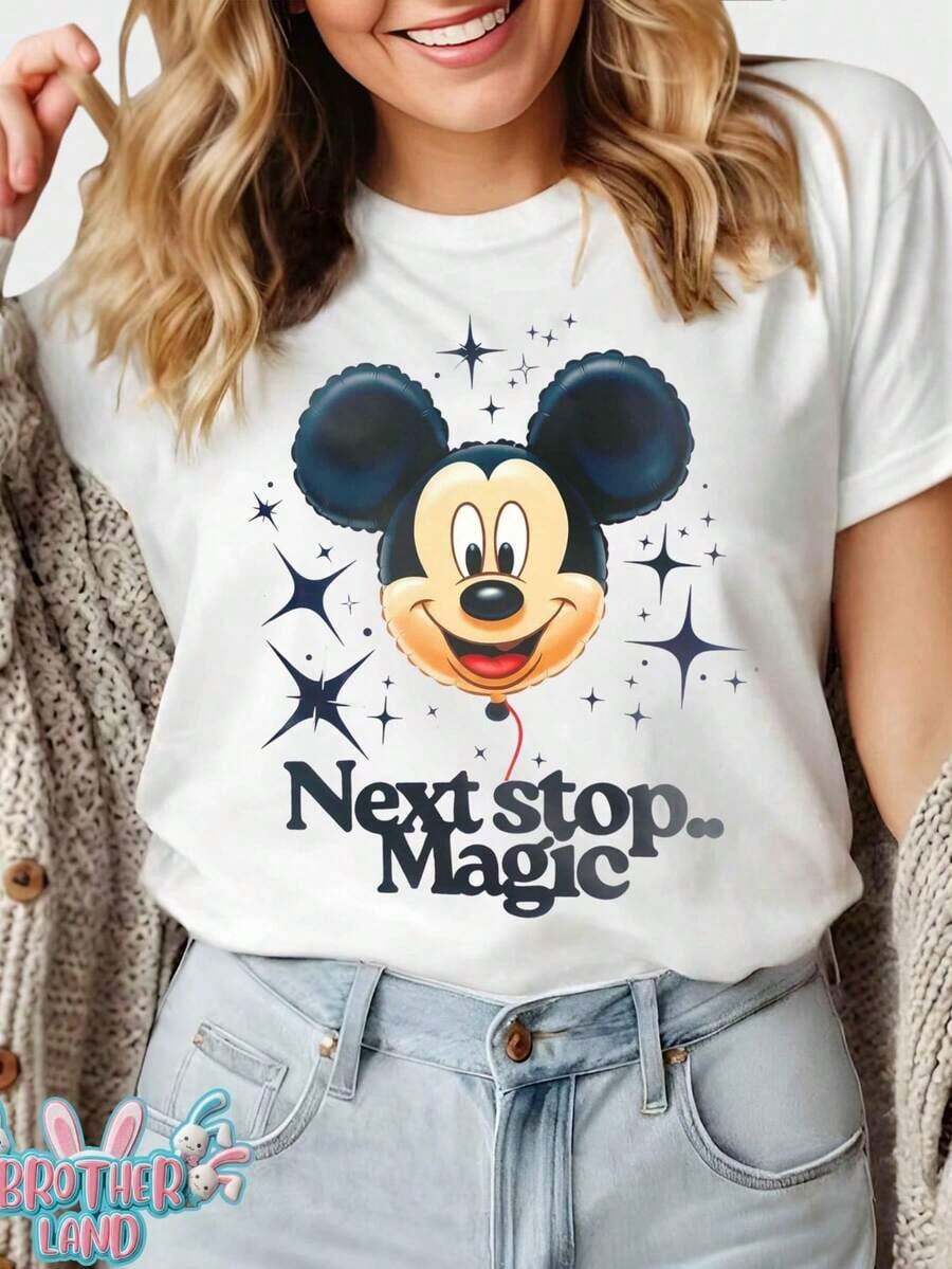 (Authorized By Disney. Mickey Mouse) The Theme Design Of Disneyland, Inspired By Mickey Balloon, Presents The Balloon Image Of Smiling Mickey, Dotted With Stars Around It, And Matched With The Slogan "Next Stop. . Magic", A Group Of Elegant Ladies And Ladies Pure Cotton T-Shirts, With Soft, Comfortable And Breathable Fabrics, Are Suitable For Daily Wear, Shopping, Traveling, Gathering And Home Use, And Are Also Suitable For Men And Women. Every Woman Should Have One. - 白色 - 查看 1