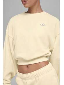 Alo Yoga Cropped Accolade Crewneck | Heavyweight Soft French Terry | Luxe Brushed Interior | Drop-Shoulder Relaxed Fit | Iconic Chrome Logo Detail | The Ultimate Street-To-Studio Staple - Candle light yellow - 查看 4