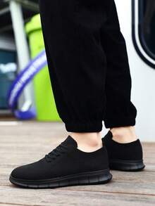 Zapatillas casuales transpirables de punto para hombres, zapatillas planas de malla geométrica de corte bajo con cordones, calzado cómodo y ligero para la oficina y el transporte diario, zapatillas de entrenamiento multicolor para todas las estaciones - Negro - Ver 2