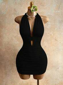 Vestido corto ajustado para mujer, color negro clásico, diseño halter con escote en V profundo, detalles de corte en la cintura y falda entallada con pliegues, espalda descubierta y estilo favorecedor, ideal para verano, fiestas, salidas nocturnas y ocasiones especiales - Amarillo - Ver 10