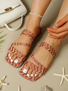 Sandálias rasteiras femininas com textura ondulada, bico quadrado, estilo slip-on, perfeitas para a praia no verão. - Laranja Queimado - Ver 1