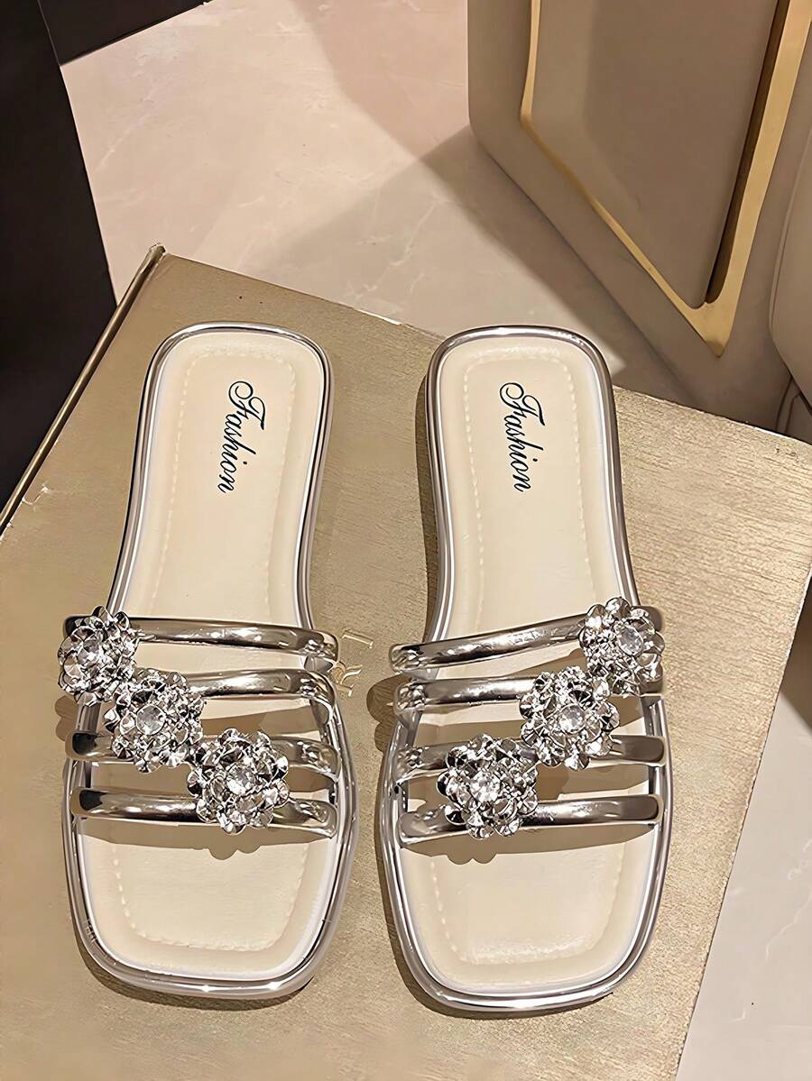 Nuevas sandalias de playa para vacaciones de verano,diseño moda,punta cuadrada,sandalias con flor de strass para mujer,pantuflas planas ligeras ideales para uso diario y salidas