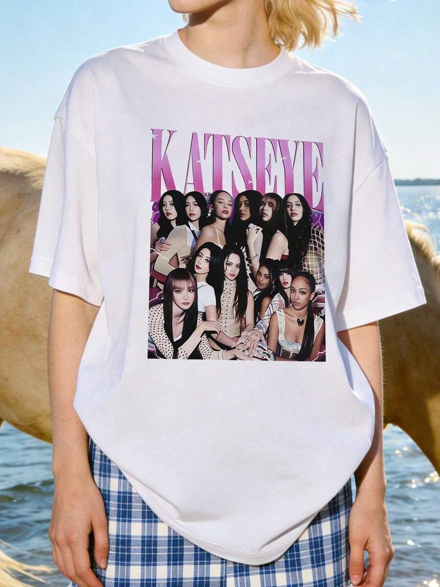 Camiseta de manga corta con cuello redondo suave y casual para mujer, estampado gráfico de collage de grupo de chicas K-Pop, adecuada para uso diario en la calle. Blanca. - Blanco - Ver 1