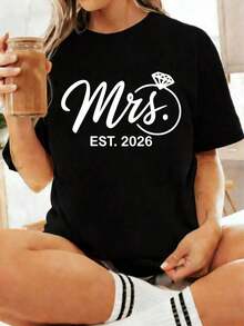 Camiseta de Novia Est..2026, Fiancée, Esposa, Esposa, Fiesta de Solteras, Boda, Camiseta Estampada, Camiseta Casual de Cuello Redondo, Manga Corta, Cómoda, Para Primavera y Verano - Ropa Unisex para Mujeres y Hombres, Uso Diario en el Campus |   Diseño exquisito |   Suelto y cómodo |   Fácil de combinar | - Negro - Ver 7
