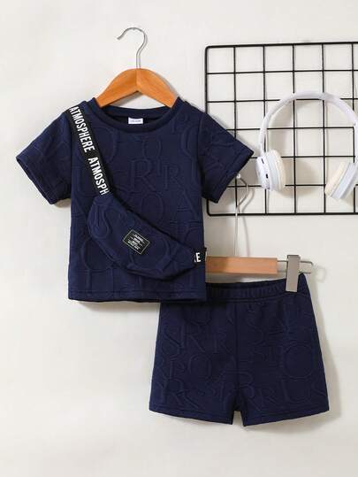 Bộ 2 món gồm áo thun và quần short in chữ cho bé trai, trang phục thể thao mùa hè thoải mái và nhẹ nhàng, phù hợp cho các hoạt động ngoài trời và mặc hàng ngày, lựa chọn quà tặng lý tưởng.