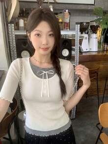 韓系女款 2 合 1 撞色荷葉邊蝴蝶結針織上衣，甜美街頭風修身設計，撞色荷葉邊與蝴蝶結細節，甜美芭蕾風 2 合 1 短袖 T-shirt，夏季拼接蝴蝶結針織修身插肩上衣 白色 - 白色 - 查看 7