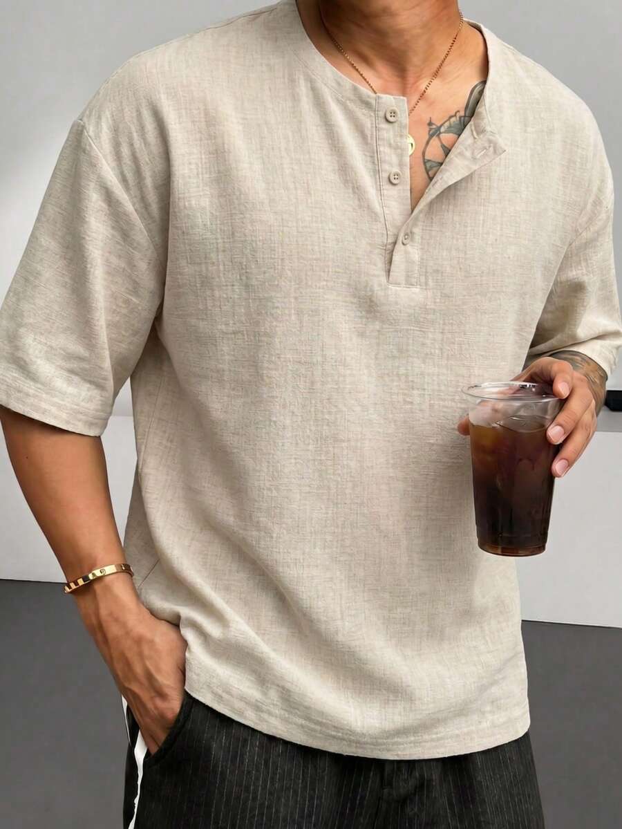 Blueprint Man 1件男士POLO衫,卡其色紋理亨利領短袖T恤,仿亞麻布料紋理,透氣輕便舒適抗起球易打理,極簡休閒老錢風上衣,春夏通勤居家度假 - 杏色 - 查看 1