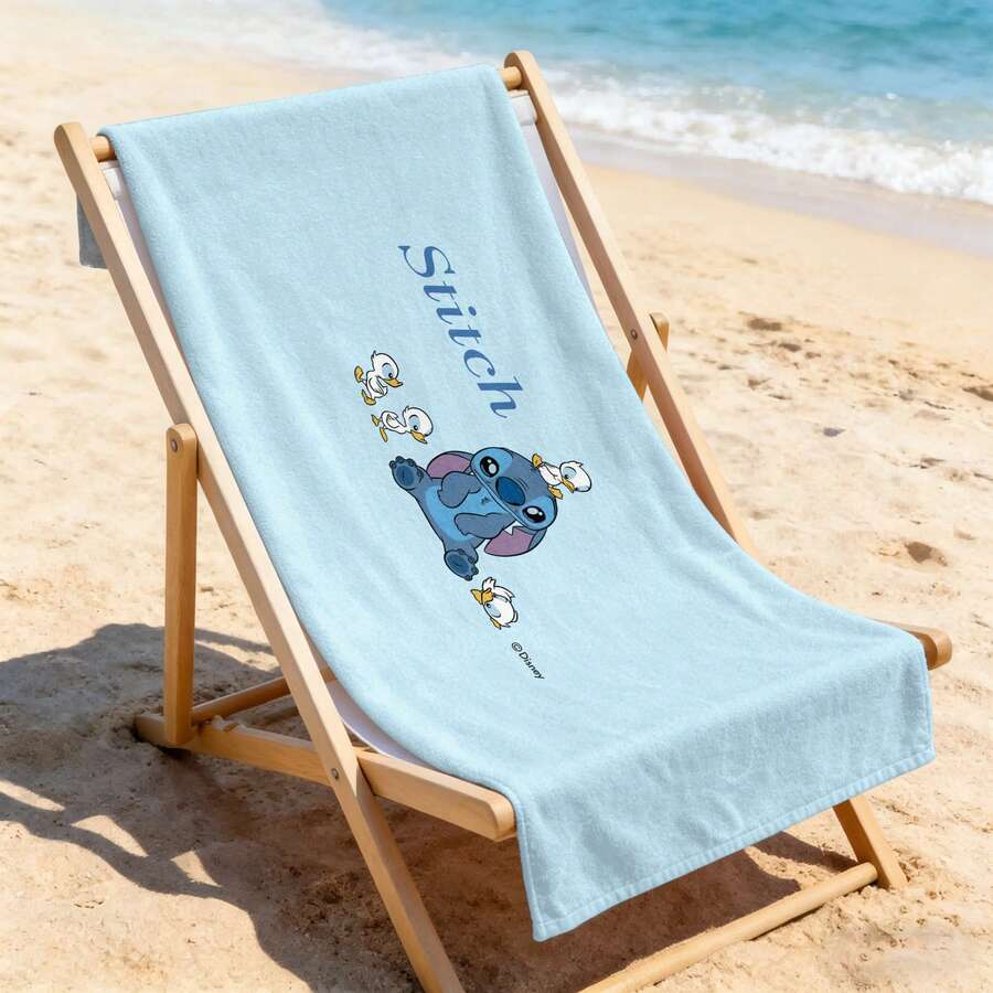 Khăn tắm biển Disney Lilo & Stitch - Khăn tắm in hình Stitch với những chú vịt và logo "Stitch", thích hợp cho hồ bơi và bãi biển. - A - Xem 1