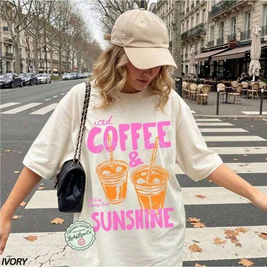 Camiseta 100% Algodón con Estampado de Café Helado y Sol, Camiseta de Café Helado, Regalos para Amantes del Café, Camiseta de Verano, Camiseta con Estilo Veraniego - Ropa Diaria Unisex para Mujer y Hombre para el Campus - Estilo - Ver 1