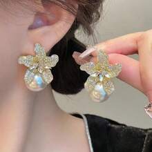 Pendientes de perla falsa redonda grande con circonita cúbica y diseño de flor en floración para accesorios elegantes de boda - lujoso - Ver 5