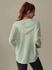 Chamarra deportiva premium chic para mujer  primavera verano 2026 chaqueta de yoga y running con capucha cierre de cremallera frontal cordón ajustable tela transpirable de alta calidad color lila look versátil para entrenamiento deportivo actividades al aire libre uso diario y looks casuales deportivos - Verde lima - Ver 6