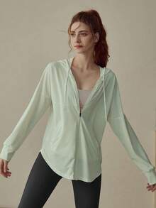 Chamarra deportiva premium chic para mujer  primavera verano 2026 chaqueta de yoga y running con capucha cierre de cremallera frontal cordón ajustable tela transpirable de alta calidad color lila look versátil para entrenamiento deportivo actividades al aire libre uso diario y looks casuales deportivos - Verde lima - Ver 4