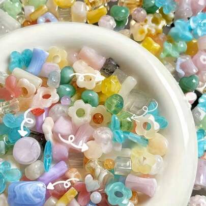 Khoảng 30/50 gram, gồm 35 hạt cườm acrylic nhiều màu sắc, hình dạng khác nhau, màu sáng, được nhuộm màu nhạt, dùng để làm đồ trang sức, vòng tay, mặt dây chuyền thủ công.