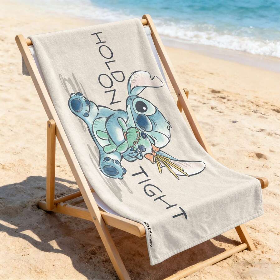 Khăn tắm biển Disney Lilo & Stitch - Khăn tắm in hình Stitch và Scrump với dòng chữ "I Hold On Tight", thích hợp cho hồ bơi và bãi biển. - A - Xem 1