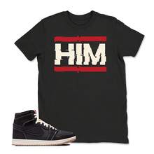 Camiseta a juego con zapatillas HIM, camiseta gráfica de estilo urbano con estampado de zapatillas AJs 1 Retro High OG Flight Club, camiseta unisex, para adultos y niños. - forma - Ver 1