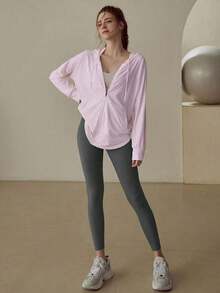 Chamarra deportiva premium chic para mujer  primavera verano 2026 chaqueta de yoga y running con capucha cierre de cremallera frontal cordón ajustable tela transpirable de alta calidad color lila look versátil para entrenamiento deportivo actividades al aire libre uso diario y looks casuales deportivos - Lila Púrpura - Ver 2