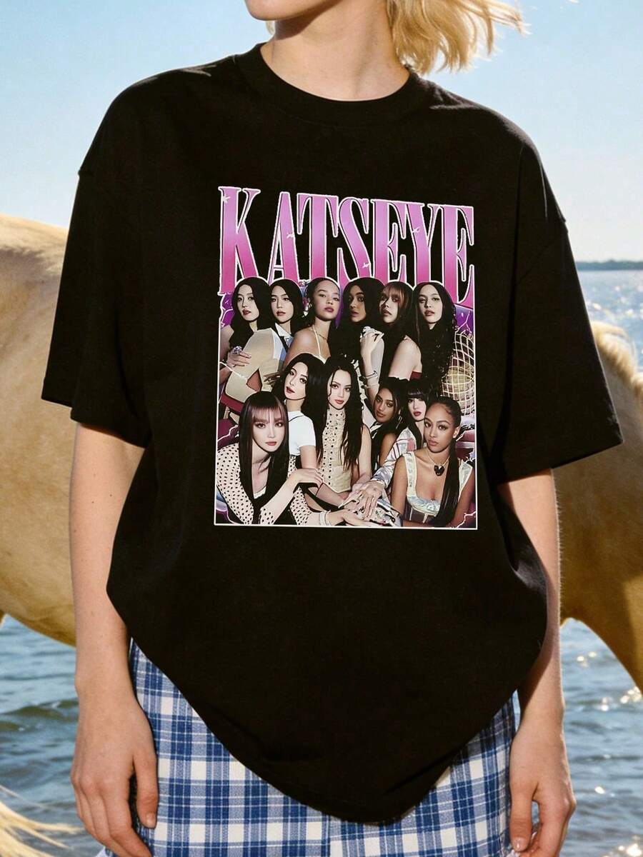 Camiseta de manga corta con cuello redondo suave y casual para mujer, estampado gráfico de collage de grupo de chicas K-Pop, adecuada para uso diario en la calle. Blanca. - Negro - Ver 1