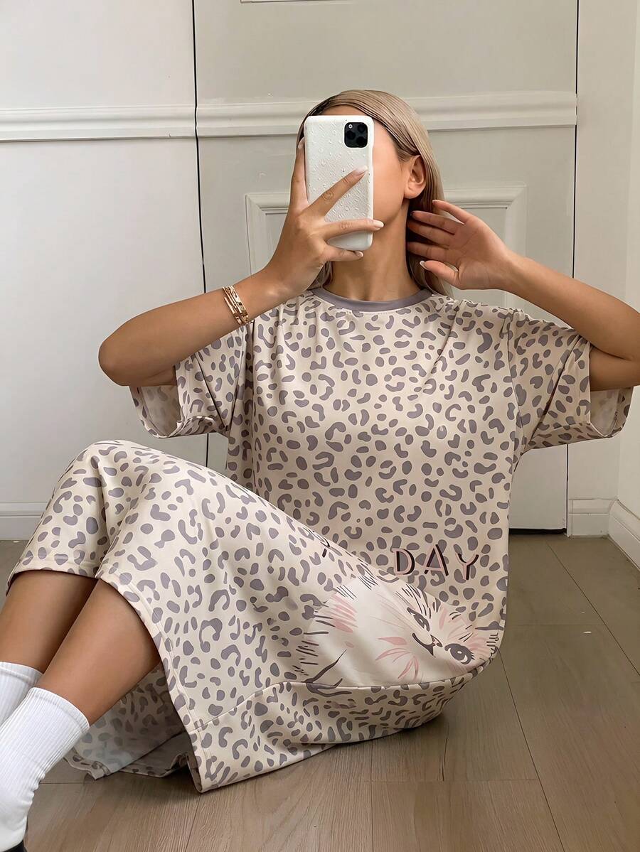 女士不对称豹纹猫咪图案圆领睡裙，宽松短袖睡衣