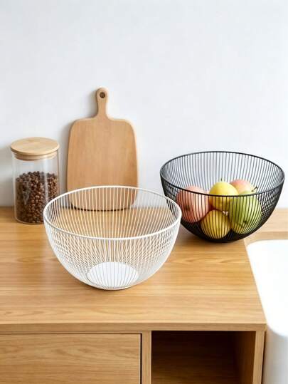 Cesto di frutta traforato, traspirante e drenante per mantenere la freschezza della frutta senza umidità. Realizzato in materiale rinforzato per solidità e durata, di stile semplice e versatile. Può contenere frutta, verdura e vari articoli, adatto sia per soggiorni che per cucine.