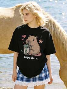 Camiseta de manga corta con cuello redondo suave y casual para mujer, con estampado gráfico de capibara y té de burbujas, adecuada para uso diario. Blanca. - Negro - Ver 4
