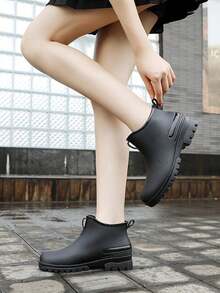 Botas de lluvia unisex para hombre y mujer, diseño sencillo de color sólido ideal para parejas, calzado exterior impermeable con suela antideslizante y resistente al desgaste, versátiles para combinar cualquier look, perfectas para días lluviosos, acampadas, pesca y paseos en la playa. - Negro - Ver 11