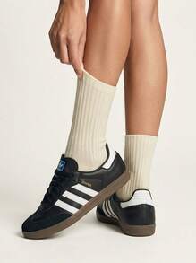 Core Black / Cloud White / Gum