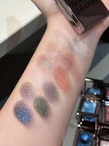 This Luxurious Solid Color Eyeshadow Palette With Glitter And Highlighter Features A Delicate, Soft, Natural Texture That Is Waterproof And Sweatproof. Perfect For Creating Sophisticated Or Bold Eye Makeup Looks. A Must-Have Gift For Music Festivals And Parties. - 彩色 - 查看 2