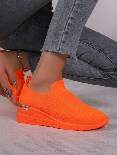 Scarpe casual da donna con platform e suola spessa, in maglia, di colore unito, leggere, durevoli e traspiranti. Stile minimalista europeo e americano, punta tonda, slip-on elasticizzato, antiscivolo, con tacco a zeppa, adatte per passeggiare, viaggiare e vacanze. Colore arancione, adatte per tutte le stagioni.