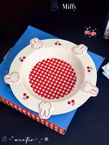 1 chiếc đĩa sứ Miffy, đĩa ăn sáng/trái cây/tráng miệng hoạt hình chất lượng cao dành cho một người, kiểu dáng Nhật Bản dễ thương màu trắng kem với họa tiết kẻ caro đỏ ở giữa và viền hình đầu Miffy, họa tiết quả anh đào đáng yêu với viền tai thỏ 3D, đĩa sứ thẩm mỹ dùng được trong lò vi sóng và máy rửa chén, thích hợp sử dụng hàng ngày. - Nhiều màu - Xem 5