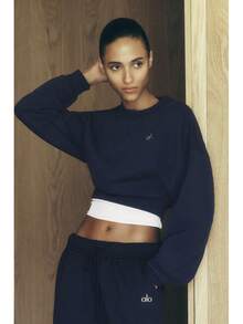 Alo Yoga Cropped Accolade Crewneck | Heavyweight Soft French Terry | Luxe Brushed Interior | Drop-Shoulder Relaxed Fit | Iconic Chrome Logo Detail | The Ultimate Street-To-Studio Staple - 藏蓝色 - 查看 2