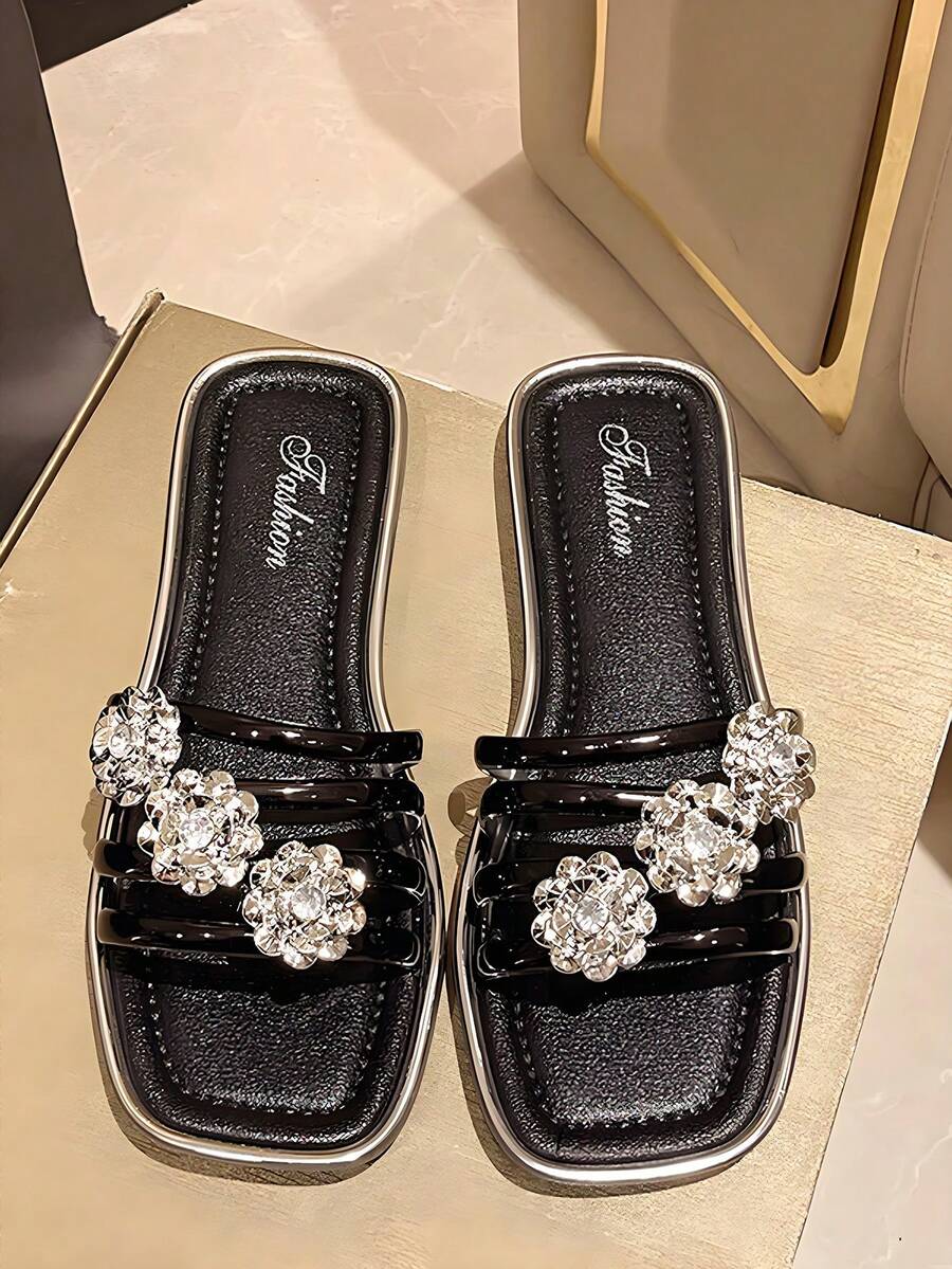Nuevas sandalias de playa para vacaciones de verano,diseño moda,punta cuadrada,sandalias con flor de strass para mujer,pantuflas planas ligeras ideales para uso diario y salidas