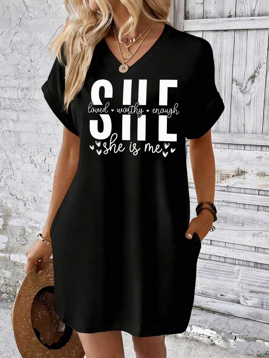 Vestido camiseta de cuello en V negro con estampado "Ella amaba, era digna, ella soy yo" para uso casual - Negro - Ver 1