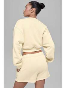 Alo Yoga Cropped Accolade Crewneck | Heavyweight Soft French Terry | Luxe Brushed Interior | Drop-Shoulder Relaxed Fit | Iconic Chrome Logo Detail | The Ultimate Street-To-Studio Staple - Candle light yellow - 查看 3