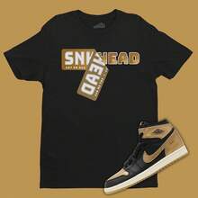 Camiseta con calcomanías de Sneakerhead a juego con las jordans 1 High OG en dorado metalizado - forma - Ver 1