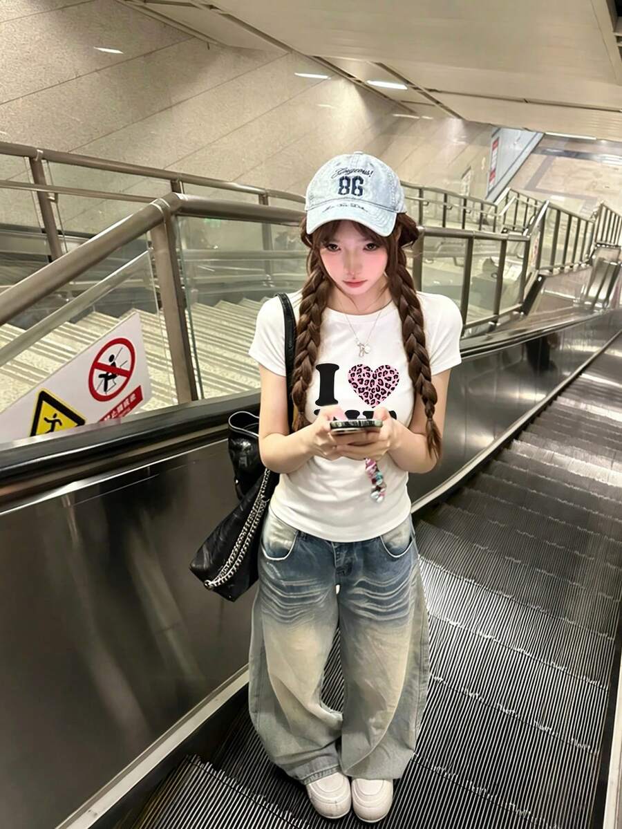 女款心形與字母印花設計修身短袖T恤,夏季美式獨特上衣休閒白色 - 白色 - 查看 1