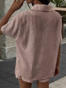 女士时尚休闲度假套装，亚麻质感条纹翻领短袖衬衫搭配松紧腰带口袋短裤，两件套户外/旅行优雅夏季装扮 - 棕色 - 查看 4