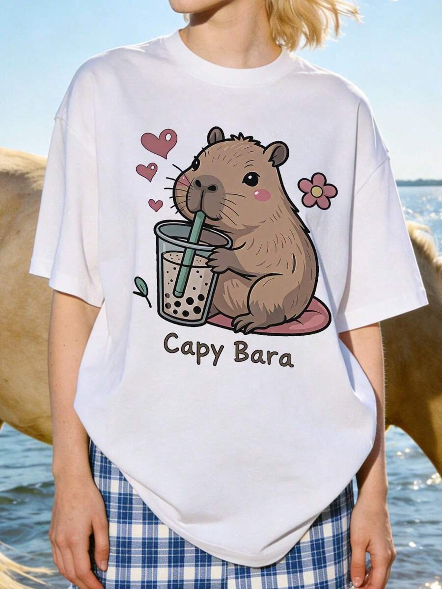 Camiseta de manga corta con cuello redondo suave y casual para mujer, con estampado gráfico de capibara y té de burbujas, adecuada para uso diario. Blanca. - Blanco - Ver 1