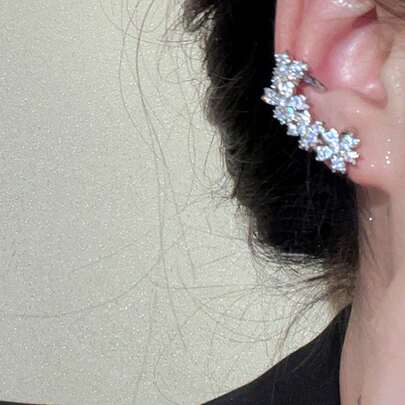 1 đôi bông tai kẹp bằng đồng đính đá Zirconia sang trọng, thiết kế hoa văn tinh tế, phù hợp cho phụ nữ đeo hàng ngày, dự tiệc, lễ hội.