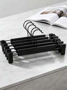 加厚黑色裤架,带夹子,边缘光滑,适用于衣柜中的裤子、裙子,防止勾丝和刮伤,可调节夹子位置适合不同腰围,也适用于牛仔裤、休闲裤、床上用品,结实的挂钩确保悬挂稳固,是家庭衣柜的必备收纳工具,也是圣诞节、万圣节、复活节和其他节日的绝佳礼物。 - 彩色 - 查看 2