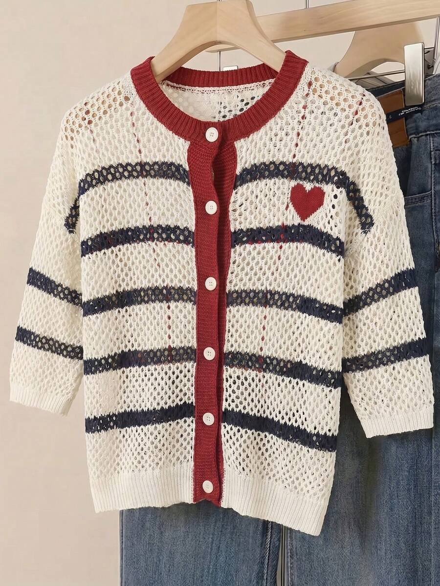 Áo khoác cardigan dệt kim kiểu Pháp cổ điển với họa tiết sọc tương phản hình trái tim rỗng, dáng rộng, nhẹ, chống nắng, thích hợp cho kỳ nghỉ.
