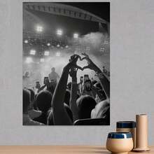 Póster plano 2D, 2D plano, en lienzo, que representa un documental de escena musical: con ambiente de concierto, arte interactivo de fanáticos, efectos de escenario y sombras, una impresión sin marco que captura recuerdos juveniles, perfecto como regalo para entusiastas de la música - Enmarcado - Ver 3